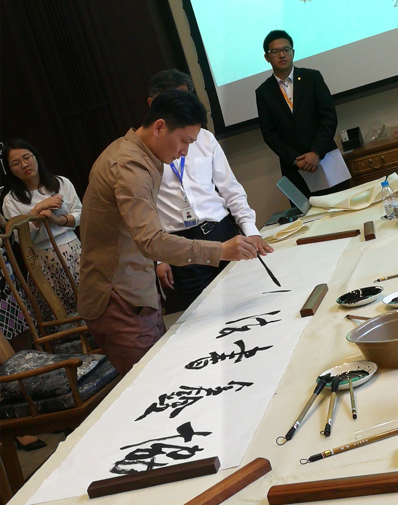 挥毫泼墨书愿景 携手高歌创鑫天